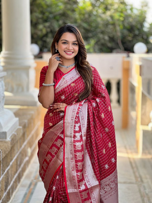 VM Selling Hub Embellished, Woven Paithani Art Silk Saree(Red)