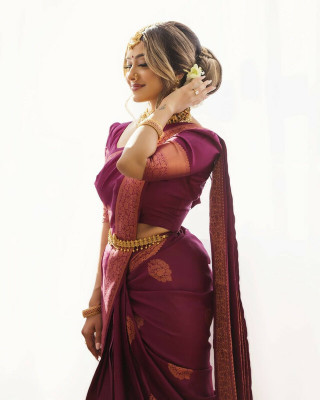 SHWENILA Self Design Assam Silk Pure Silk Saree(Maroon)