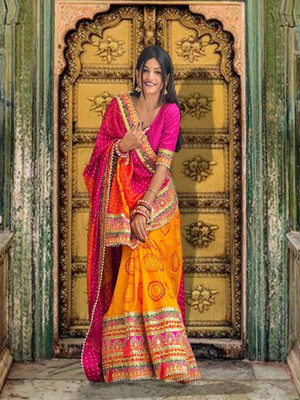 SDGRATITUDE Solid/Plain, Self Design, Printed, Geometric Print Bandhani Chiffon Saree(Mustard, Red)