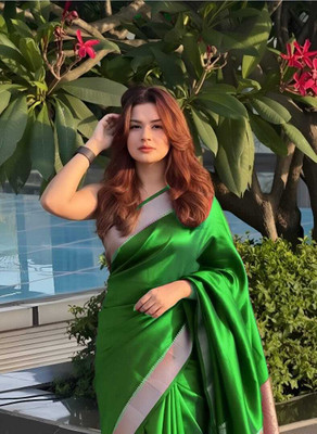 Tilfelle Solid/Plain, Woven Banarasi Satin Saree(Green)