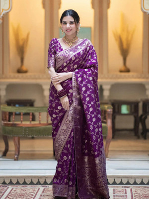 Divastri Woven, Embellished Kanjivaram Silk Blend, Jacquard Saree(Purple)