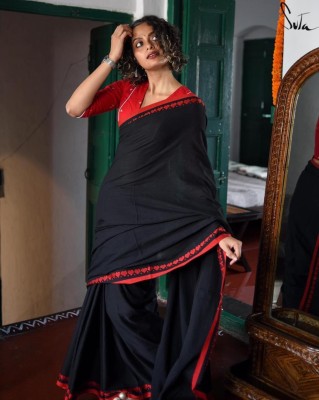 Balika bodhu Solid/Plain Handloom Pure Cotton Saree(Black, Red)