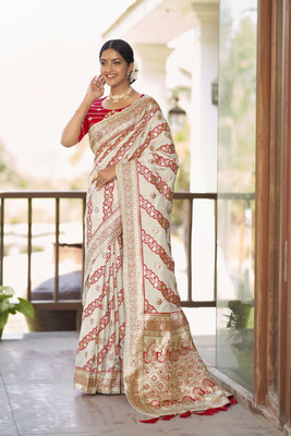 MANOHARI Woven Kanjivaram Jacquard Saree(White)
