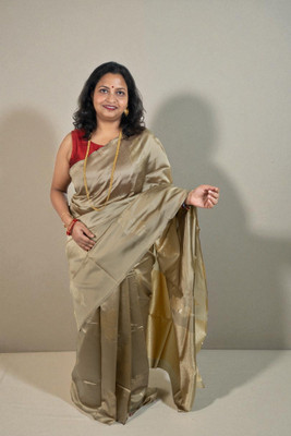 SnehaFashion Creation Striped Banarasi Silk Blend Saree(Gold, Red)