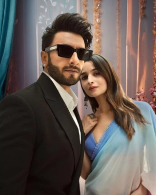 Jayu Striped Daily Wear Georgette Saree(Blue)