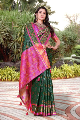 LAVYANSH CREATION Self Design, Printed Patola Silk Blend, Jacquard Saree(Green)