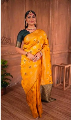 KHIMAJMAAFASHION Applique, Woven, Striped, Embellished Banarasi Silk Blend Saree(Gold)