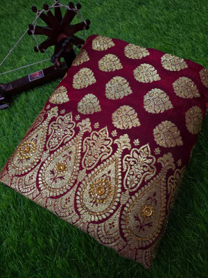 Tilfelle Woven, Embellished, Floral Print Banarasi Satin Saree(Maroon)