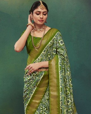 SIRIL Blocked Printed, Embellished Patola Silk Blend Saree(Green, Dark Green)