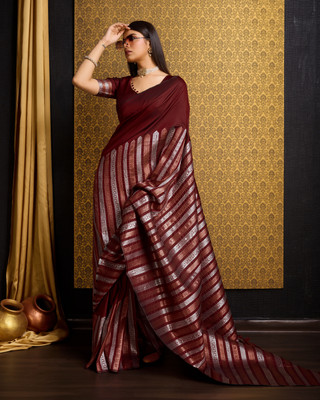 Tasrika Woven, Self Design Banarasi Pure Silk Saree(Maroon, Silver)