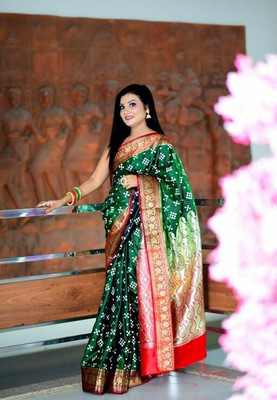 SAFIYASAREE Embroidered Sambalpuri Satin Saree(Dark Green)