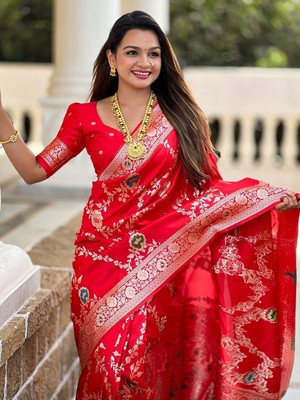 DIVINE JUNCTION WEAR Woven, Self Design, Paisley, Floral Print Banarasi Satin Saree(Red)