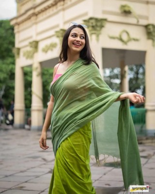 Shyamalisaree Woven Handloom Cotton Blend Saree(Green)