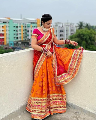 2SD gratitude Printed, Self Design, Solid/Plain Bandhani Chiffon Saree(Mustard, Pink)