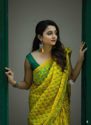 HG SAREES Printed Bollywood Mulmul Saree(Multicolor)