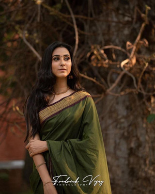 Bansari Textiles Printed, Self Design, Paisley, Woven, Embellished, Applique Maheshwari Jacquard, Art Silk Saree(Light Green)