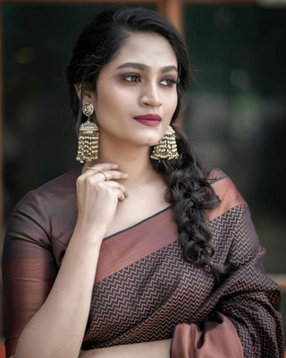 KP CREATION Self Design Banarasi Jacquard Saree(Brown)