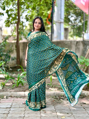S.R.TEXTILES Animal Print Bandhani Crepe, Silk Blend Saree(Multicolor)