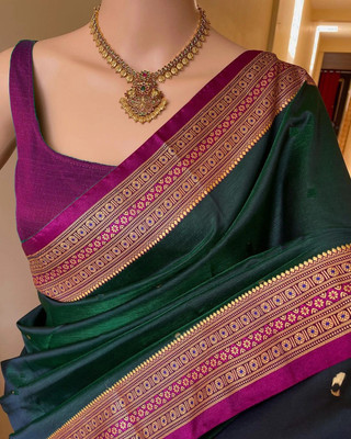 KanjiQueen Woven Banarasi Silk Blend, Pure Silk Saree(Green)