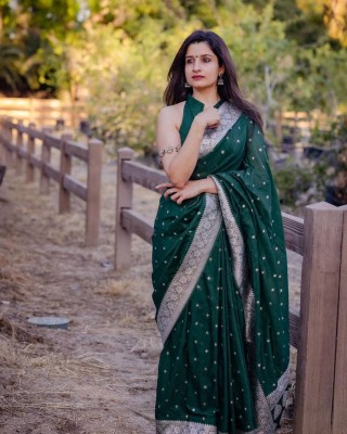 AVANSHEE Self Design, Woven, Embellished, Paisley Kanjivaram Jacquard, Pure Silk Saree(Green)