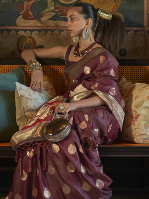 Divastri Woven Kanjivaram Silk Blend Saree(Brown)