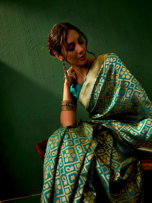 Suha Woven Banarasi Art Silk Saree(Green)