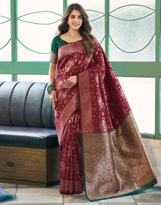 AAGRAHI FASHION Self Design, Woven, Embellished Kanjivaram Jacquard, Silk Blend Saree(Maroon)