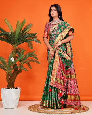 LAVYANSH CREATION Printed, Self Design Patola Silk Blend Saree(Green)
