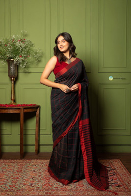 ARDHANGINI DESIGNS Checkered Handloom Pure Cotton Saree(Black, Red)