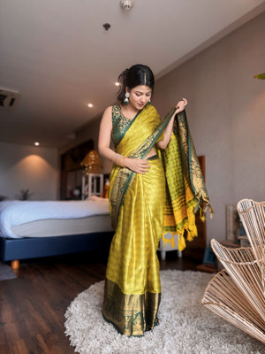 Apnisha Woven Kanjivaram Silk Blend Saree(Green)