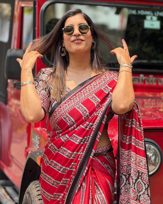 srikastbhanjan Printed, Striped, Solid/Plain Bollywood Crepe Saree(Red)