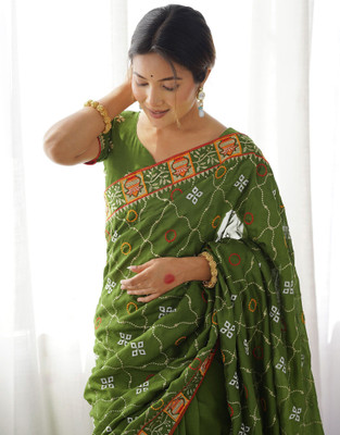 Samah Embroidered, Embellished Bollywood Silk Blend Saree(Green)