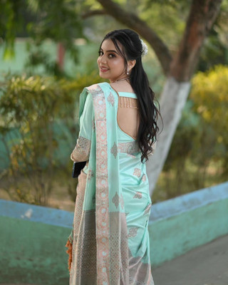 Divine Fabrics Woven Mekhela Chador Silk Blend Saree(Multicolor)