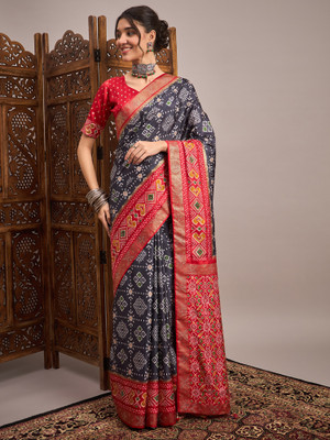 Tasrika Embellished Pochampally Silk Blend Saree(Grey)