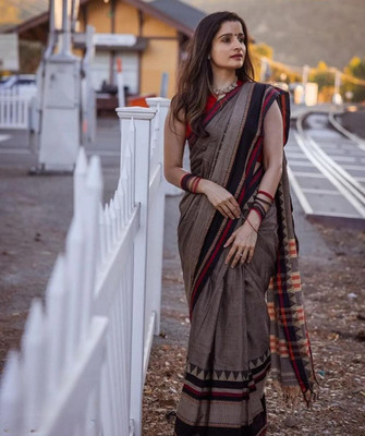vromorkunjo Woven Handloom Cotton Blend Saree(Brown)