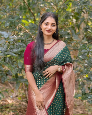 YATRI Checkered, Woven, Floral Print Banarasi Pure Silk Saree(Green, Red)