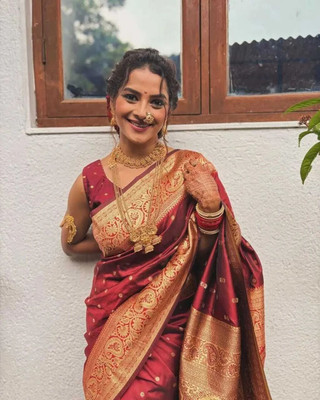 AVANTIKA FASHION Woven Kanjivaram Pure Silk, Art Silk Saree(Maroon)