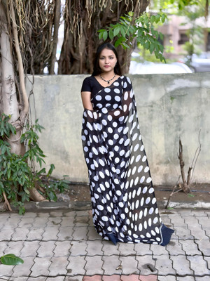 Aarzoo Fashion Polka Print, Printed Daily Wear Georgette Saree(Black, White)