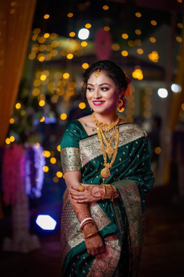 Omsaiarts Woven Kasavu Silk Blend Saree(Dark Green)