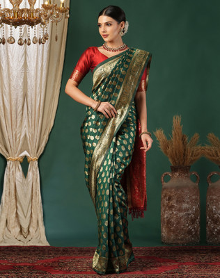 Divastri Woven, Embellished Kanjivaram Silk Blend, Jacquard Saree(Red, Green)