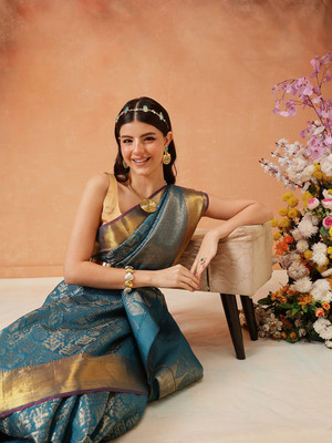 Divastri Woven Ikkat Silk Blend Saree(Light Blue)