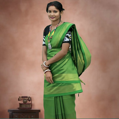 ABIRA BY BEENA Self Design Handloom Handloom Dupion Silk Saree(Green)