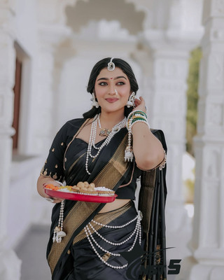 NST5 Woven Kanjivaram Cotton Silk Saree(Black)