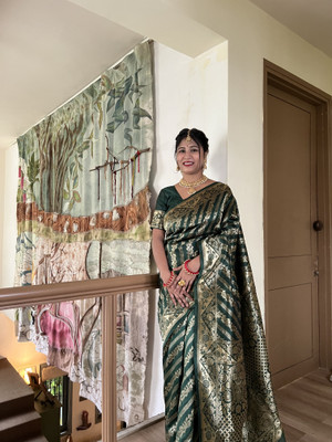 VIBHAGYAA Woven Kanjivaram Pure Silk, Jacquard Saree(Green)
