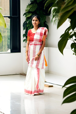 ADIVASI SHOP Solid/Plain Handloom Cotton Blend Saree(White, Red)