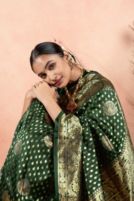 SUBHAM Woven, Embellished Banarasi Silk Blend Saree(Dark Green, Gold)