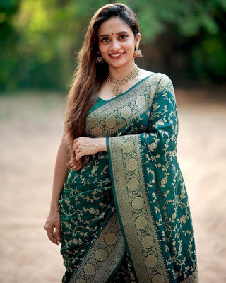 AVANTIKA FASHION Woven Kanjivaram Pure Silk, Art Silk Saree(Green)