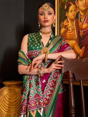 Sareemall Woven Patola Silk Blend Saree(Magenta, Green)