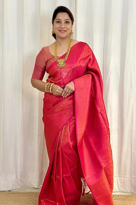 UNIVERSAL DESIGNER STUDIO Self Design Banarasi Jacquard Saree(Red)