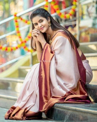 Divastri Woven Banarasi Silk Blend Saree(Cream)